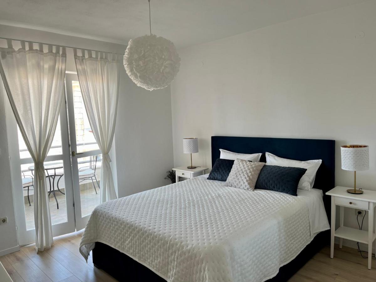 Room Mrčela with big balcony and sea view - B&B