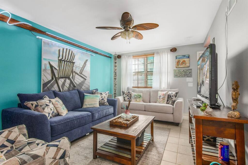 B&B Galveston - Cozy 2 Bedroom Home with Gated Patio - Bed and Breakfast Galveston