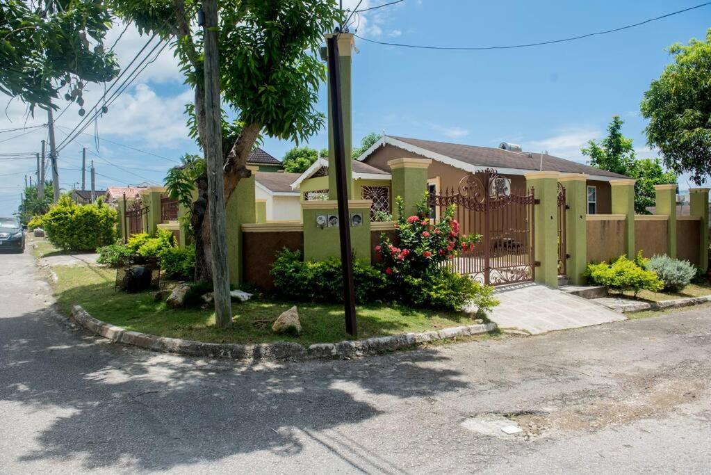 Montego Bay Island Home Near Beach airport - B&B