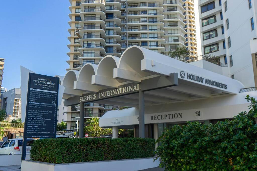 Spectacular Central Surfers Beach Views from Apartment - B&B