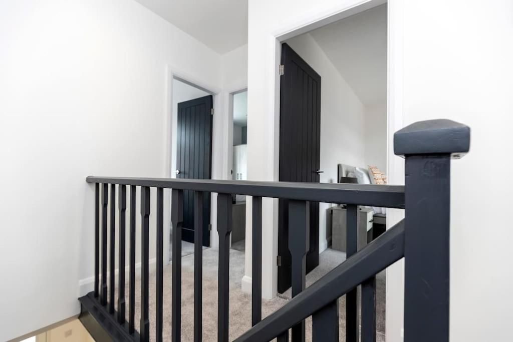 Stunning newly refurbished house by Our Home Short Stays with TV in each bedroom and crisp white hotel linen - Ferienwohnung