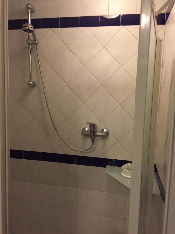 Basic 3-persoonskamer met eigen Externe Badkamer
