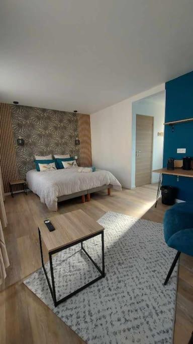 Mister Hinster - studio tout confort centre ville Nogent-le-Rotrou - 1e étage - B&B