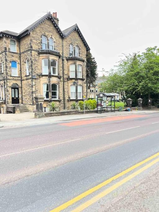 2 Bed ground floor apartment, sleeps 4 with free parking - B&B