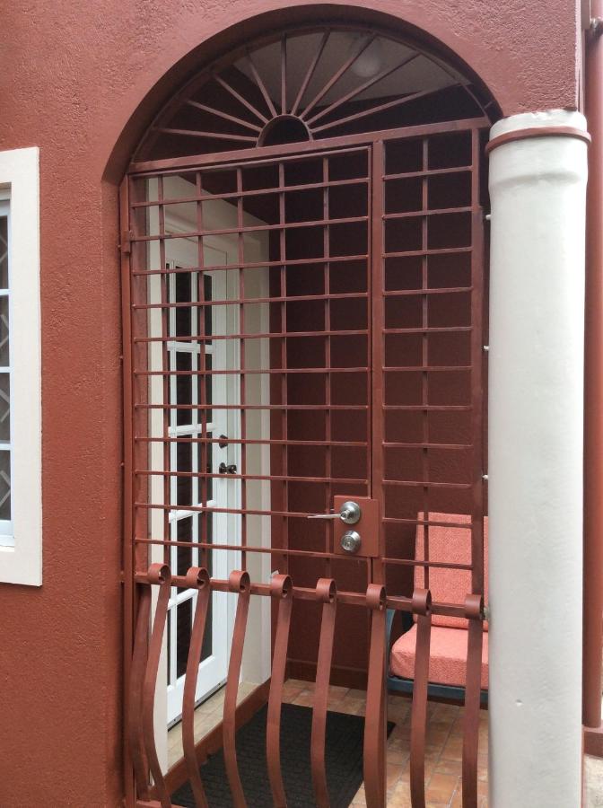 Le Quad - One Bedroom & Studio Apt - Private, Spacious & Secured - B&B Kingston