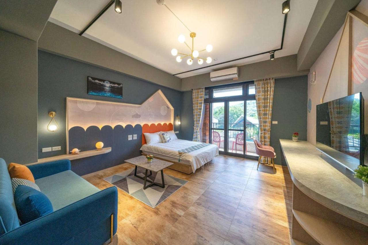Zimmer mit Queensize-Bett und Balkon