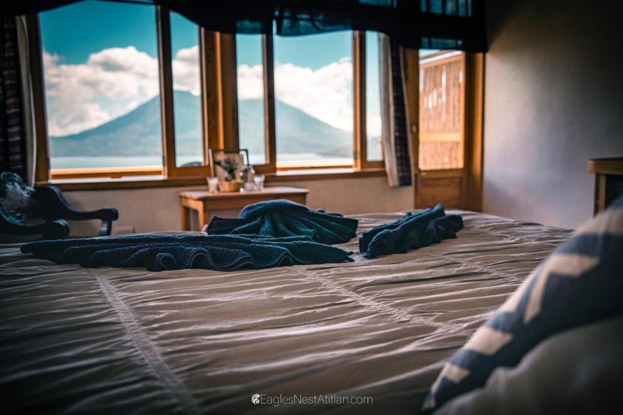 Habitación con cama extragrande y vistas al lago