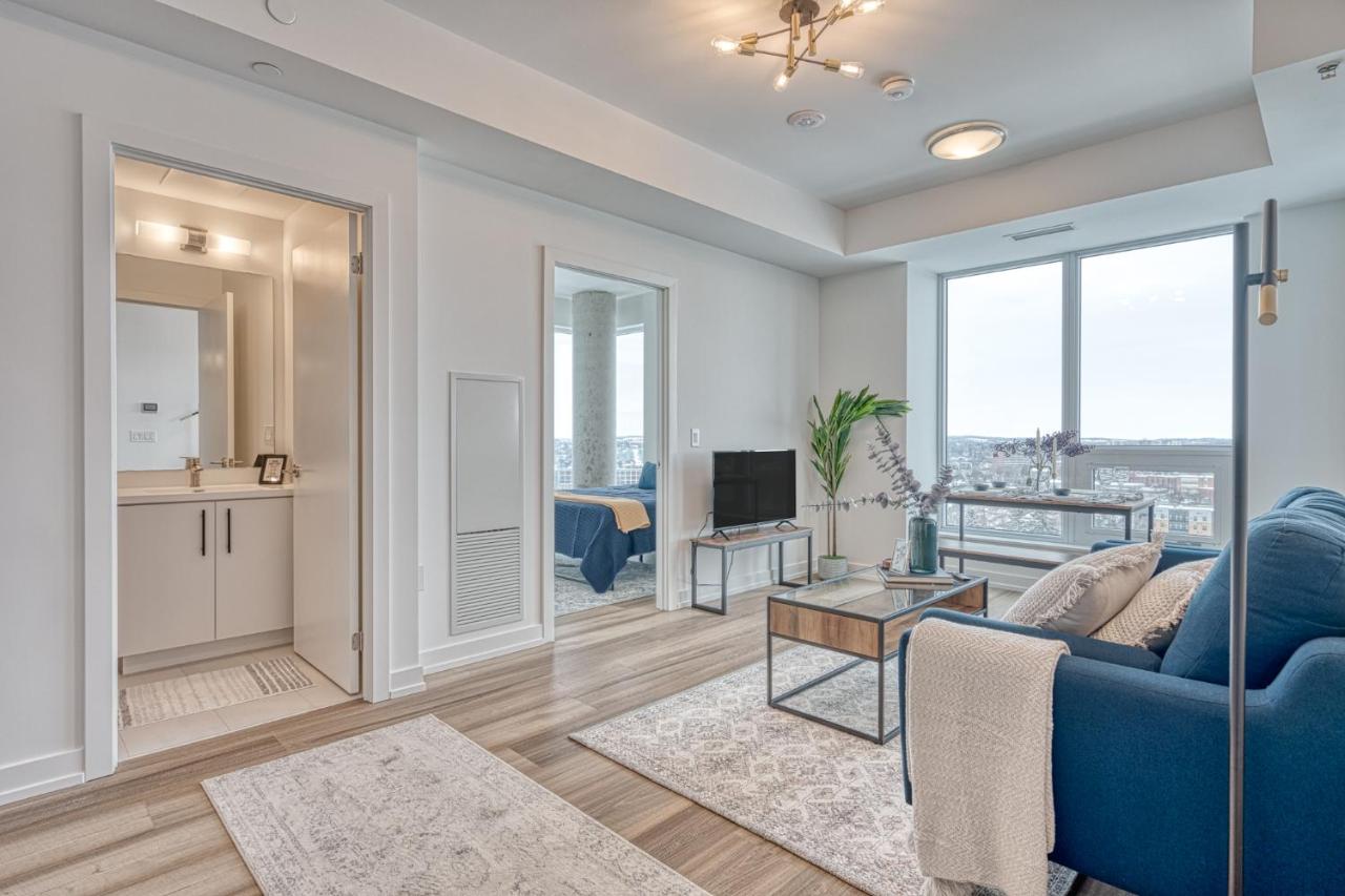 2 Bedroom, 2 Bath Stunning Condo - heart of Kitchener Downtown - Chambres d’hôtes Kitchener