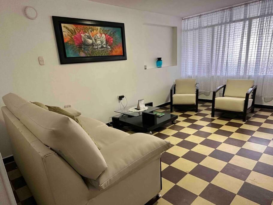 Apto cerca a Clínica del Olaya, candelaria y centro ciudad - Ferienwohnung
