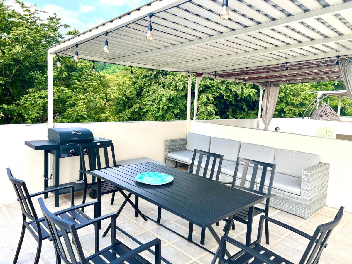Sunny Tropical Condo And Rooftop Terrace - B&B