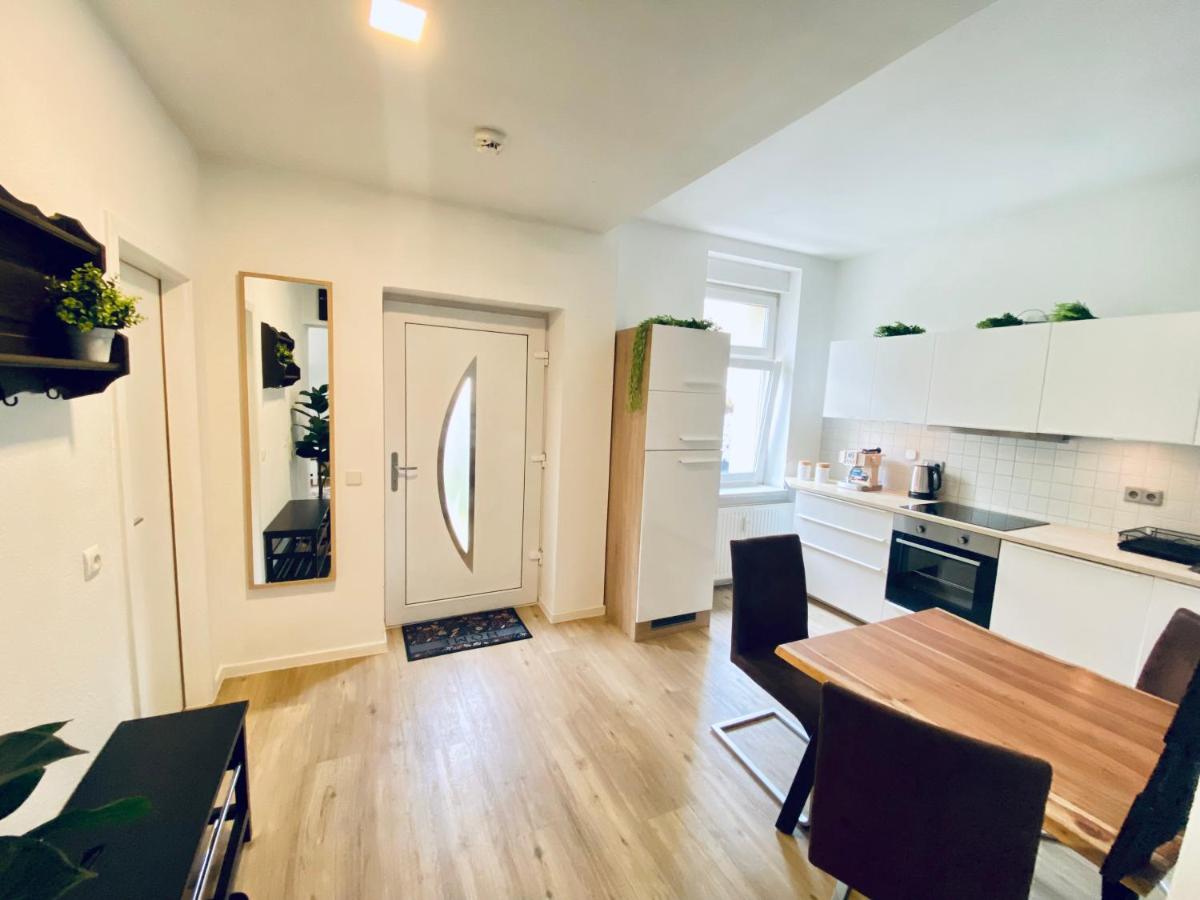 Ferienwohnung am Zoo - 2 Zimmer - WLAN - Kamin - B&B