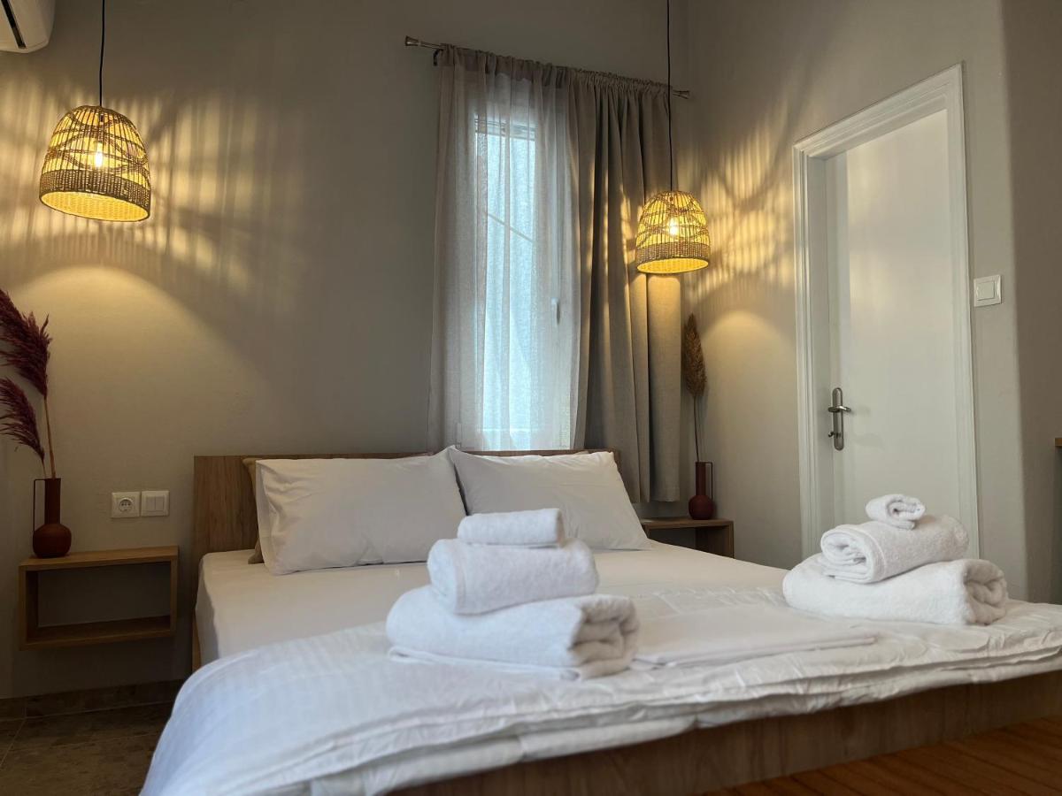 Zimmer mit Kingsize-Bett und Balkon