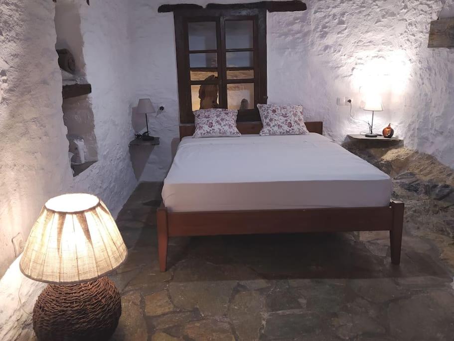 Ano Syros Marvellous oven - Bed and Breakfast