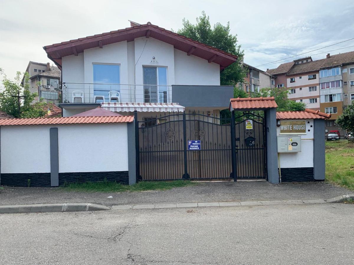 White House Guest House - Ferienwohnung Hunedoara
