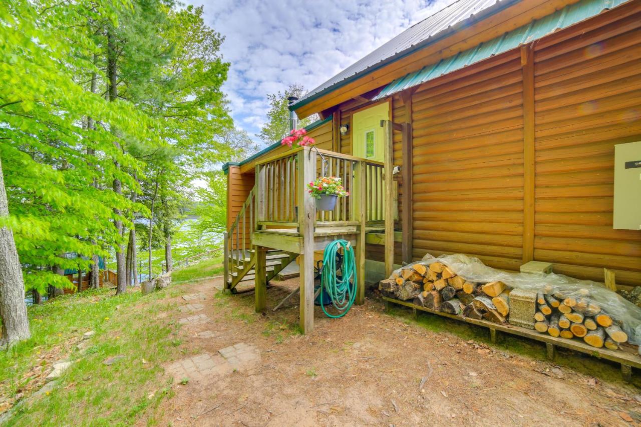 Waterfront 'UP Badger Lodge BnB' on Powell Lake - B&B Wetmore