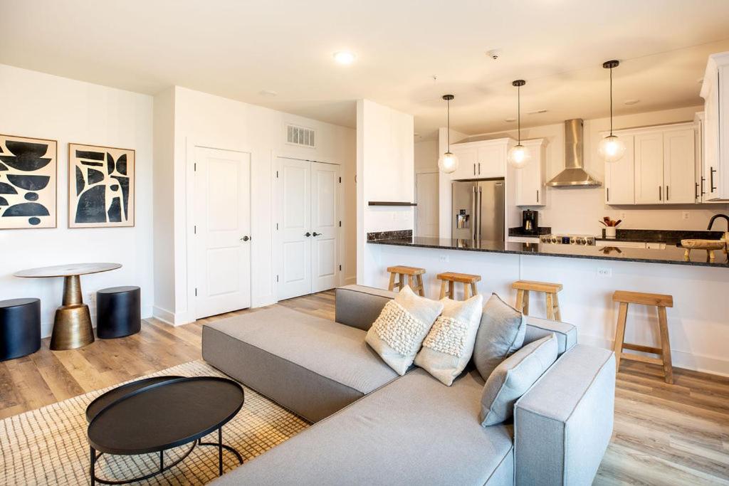 Piedmont Place Suite 401 Modern Apartment in Crozet Near King Family Vineyards - B&B