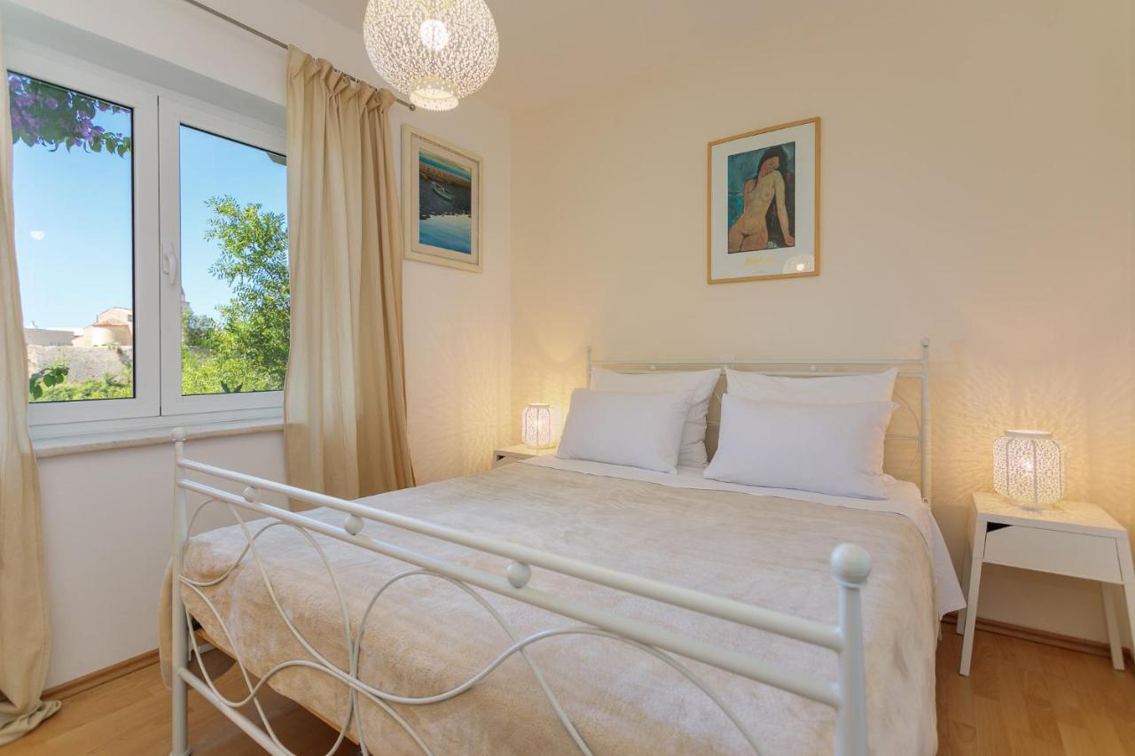 One-Bedroom Apartment with Sea View