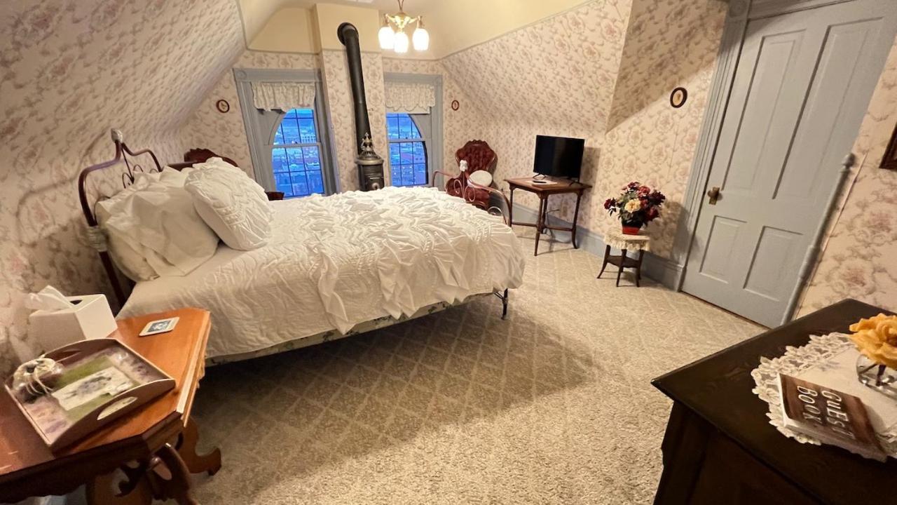 Habitación con cama grande