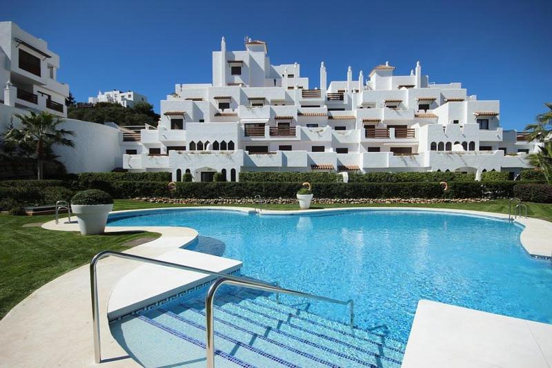 Luxury apartment in Golf Hills, Estepona. - Chambres d’hôtes Estepona