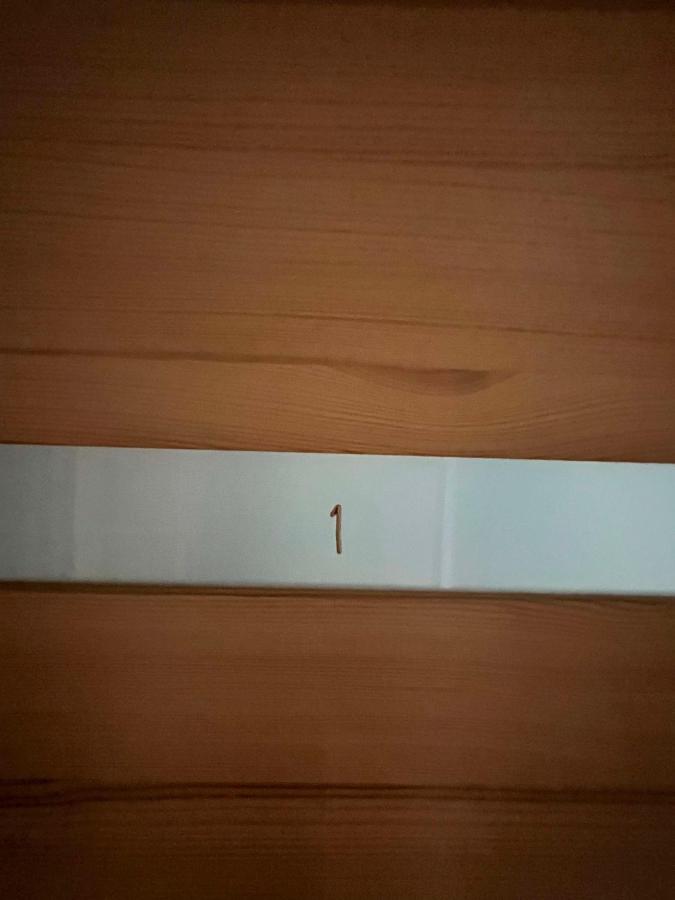 Zimmer mit Queensize-Bett und Gemeinschaftsbad