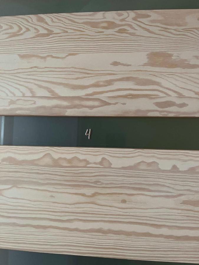 Zimmer mit Queensize-Bett und Gemeinschaftsbad