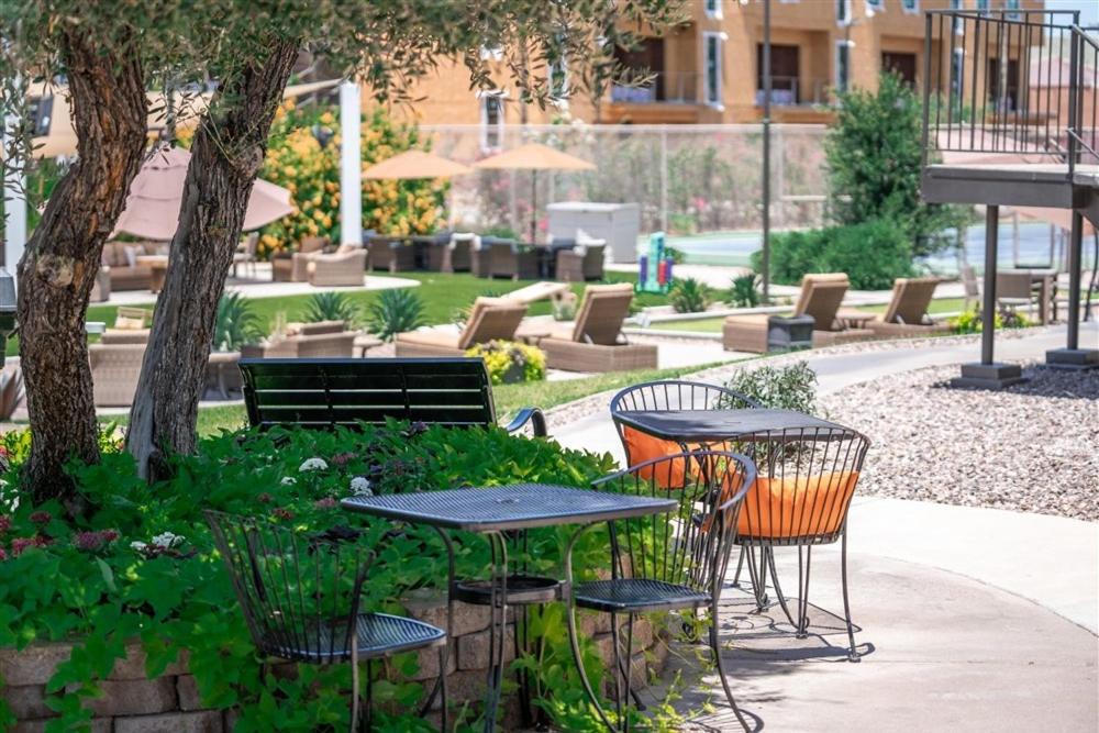 125 Fully Furnished 1BR Suite-Prime Location - B&B