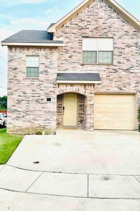 Townhouse near AT&T stadium, Six Flags & Epic Waterpark - Ferienwohnung