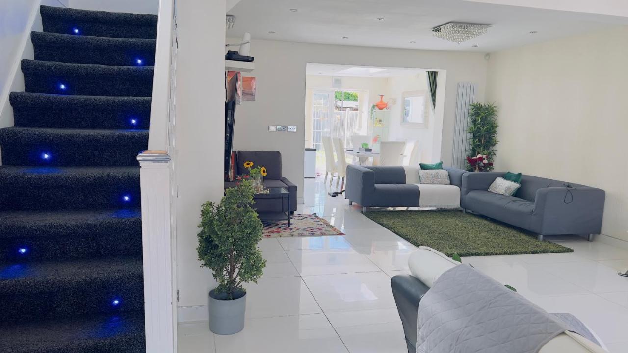 Barking Haven Retreat - Airport - Parking - Train Station - B&B