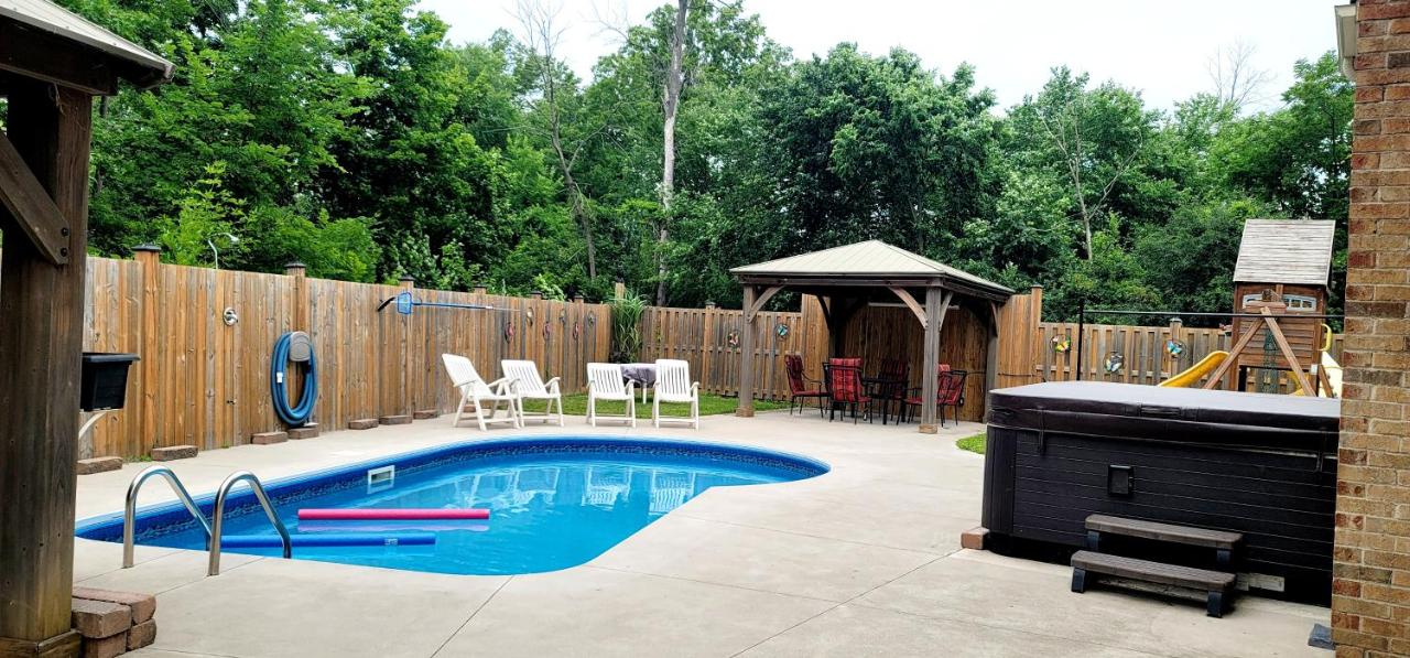 B&B Niagara Falls - Niagara Falls Villa with Private pool, hottub, water view and Breakfast - Bed and Breakfast Niagara Falls