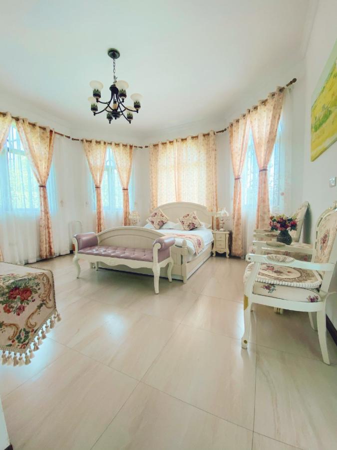 Zimmer mit Queensize-Bett und Balkon
