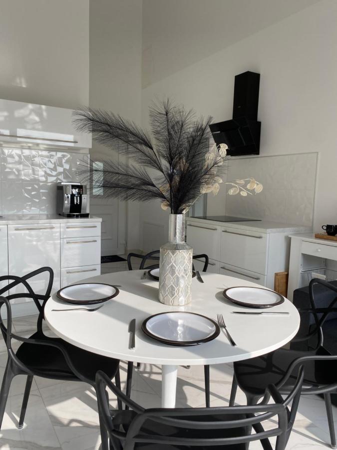 Deluxe Apartment with Sea & Mountain View