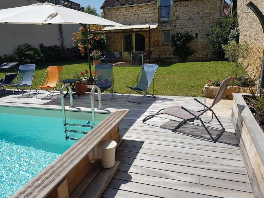 Maison de village avec piscine privative - gite-loubaribas - Chambres d’hôtes