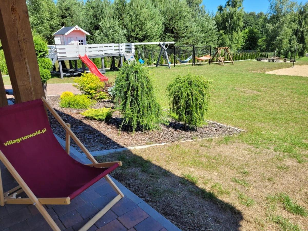 Villa Grunwald - dom z działką 3000m2 na wyłączność, z dużym ogrodem, tarasem, grillem, hamakami, domkiem dla dzieci i boiskiem - Chambres d'hôtes Gierzwałd