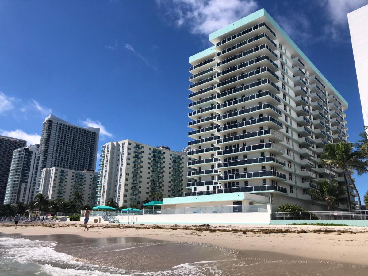 Penthouse Beach Front 1st line, 2 BR, 2 BA, New Decoration & Furnitures, unobstructed view of the beautiful Atlantic, free parking - Chambres d'hôtes Hollywood