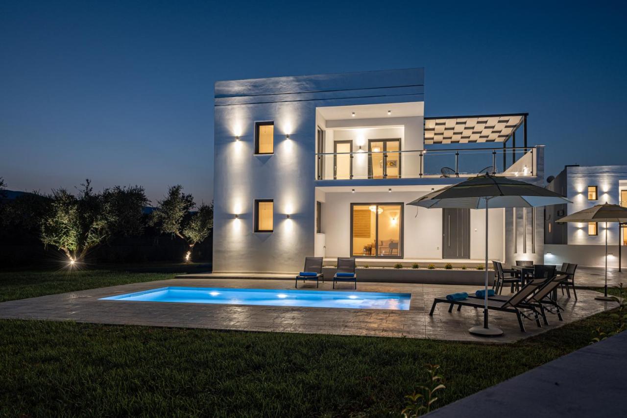 Zenith White Elegant Villa 2 - B&B