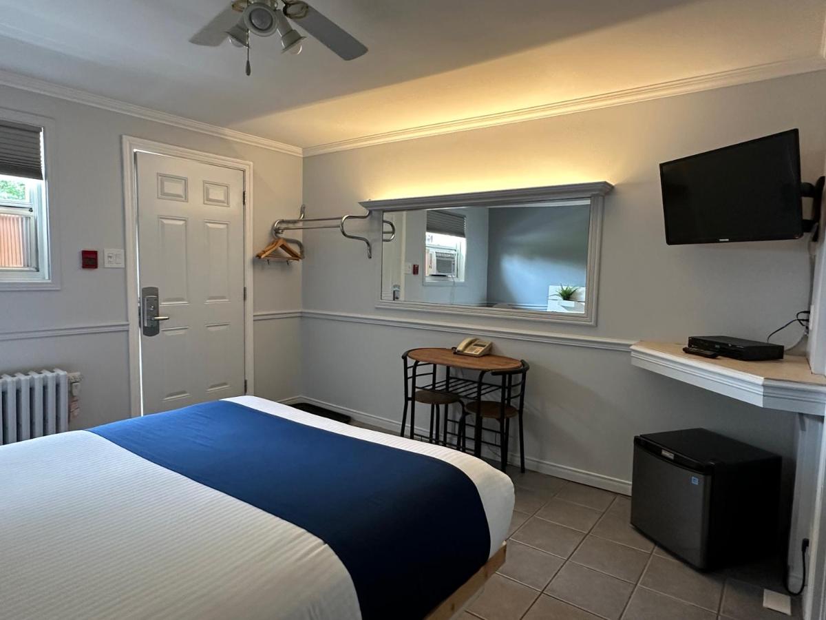 Standard Queen Room
