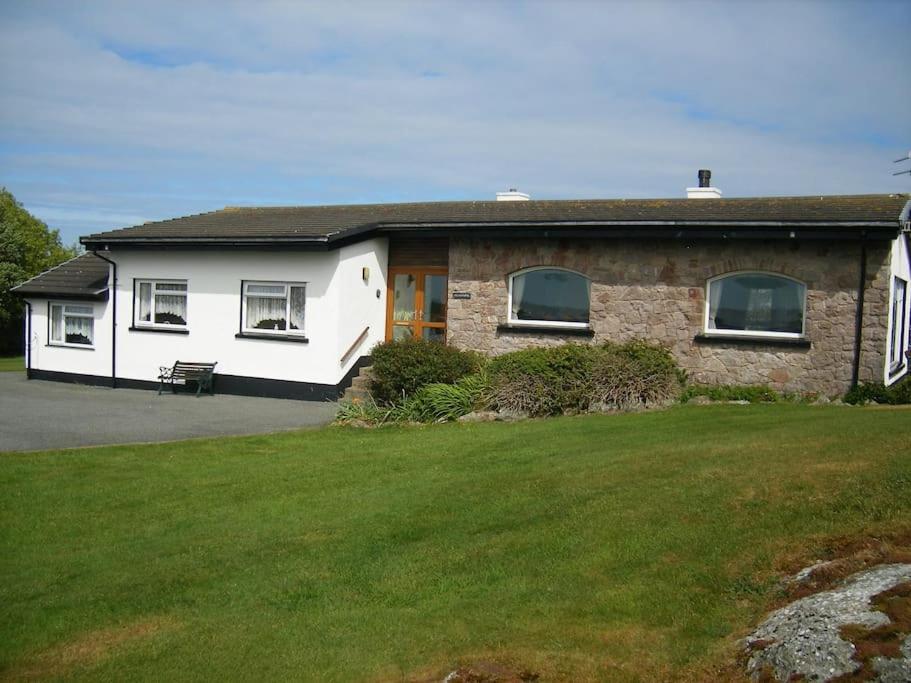 Glasfryn Rhoscolyn Relaxing family friendly home close to the beach - Chambres d'hôtes Holyhead