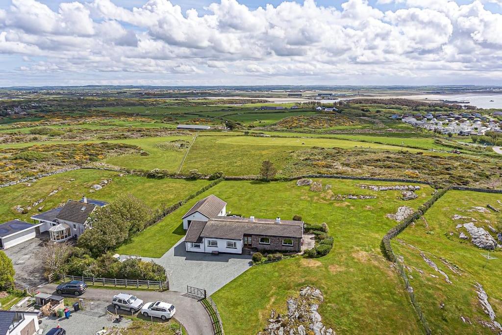 Glasfryn Rhoscolyn Relaxing family friendly home close to the beach - Chambres d'hôtes Holyhead