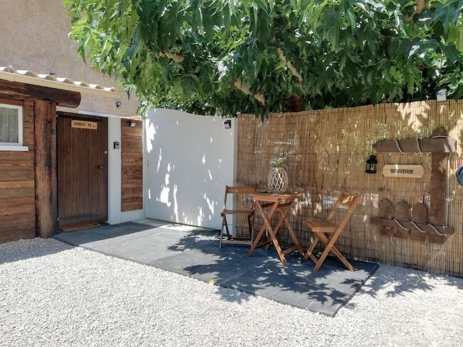 Studio 19 cosy avec jacuzzi et jardinet privatifs - Bed and Breakfast