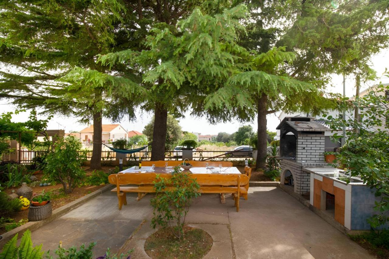Spacious apartments with pool, Pakoštane - Bed and Breakfast