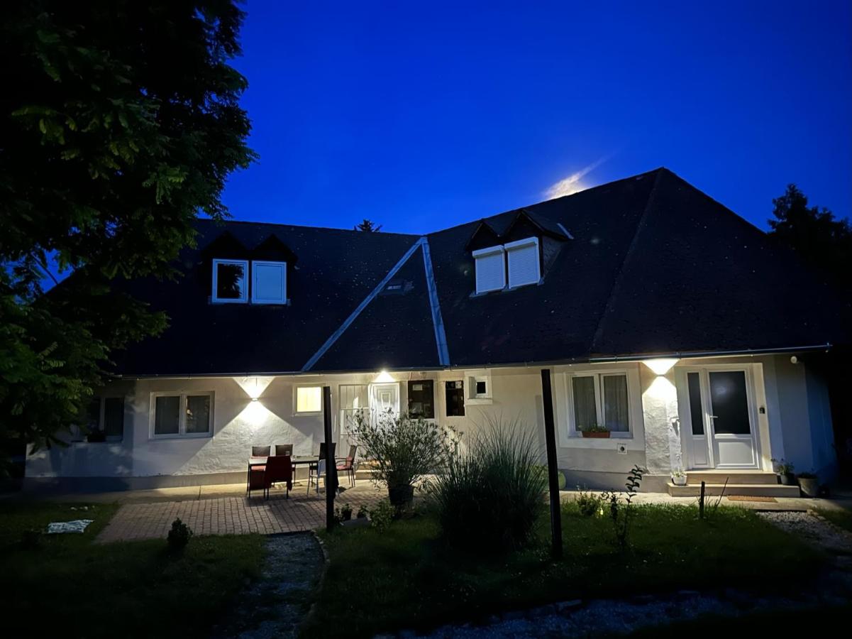 B&B Siófok - Levendulakert Siófok Apartmanház - Bed and Breakfast Siófok