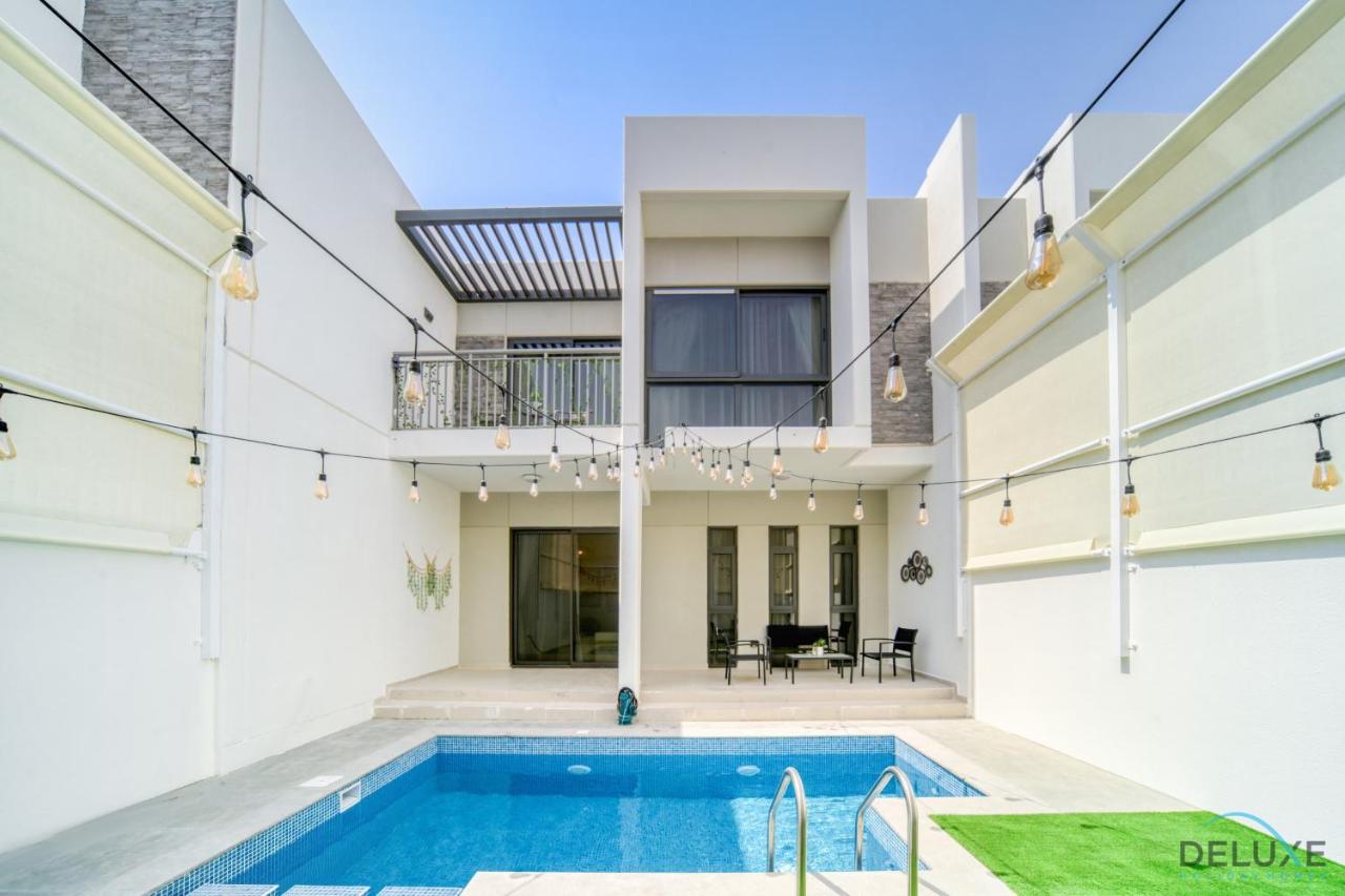 B&B Dubái - Spectacular 3BR Townhouse with Assistant Room and Private Pool at DAMAC Hills 2 Dubailand by Deluxe Holiday Homes - Bed and Breakfast Dubái