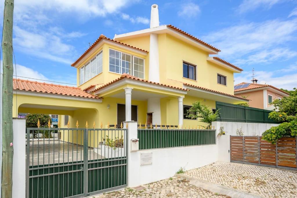 CASA AMARELA - B&B Charneca de Caparica