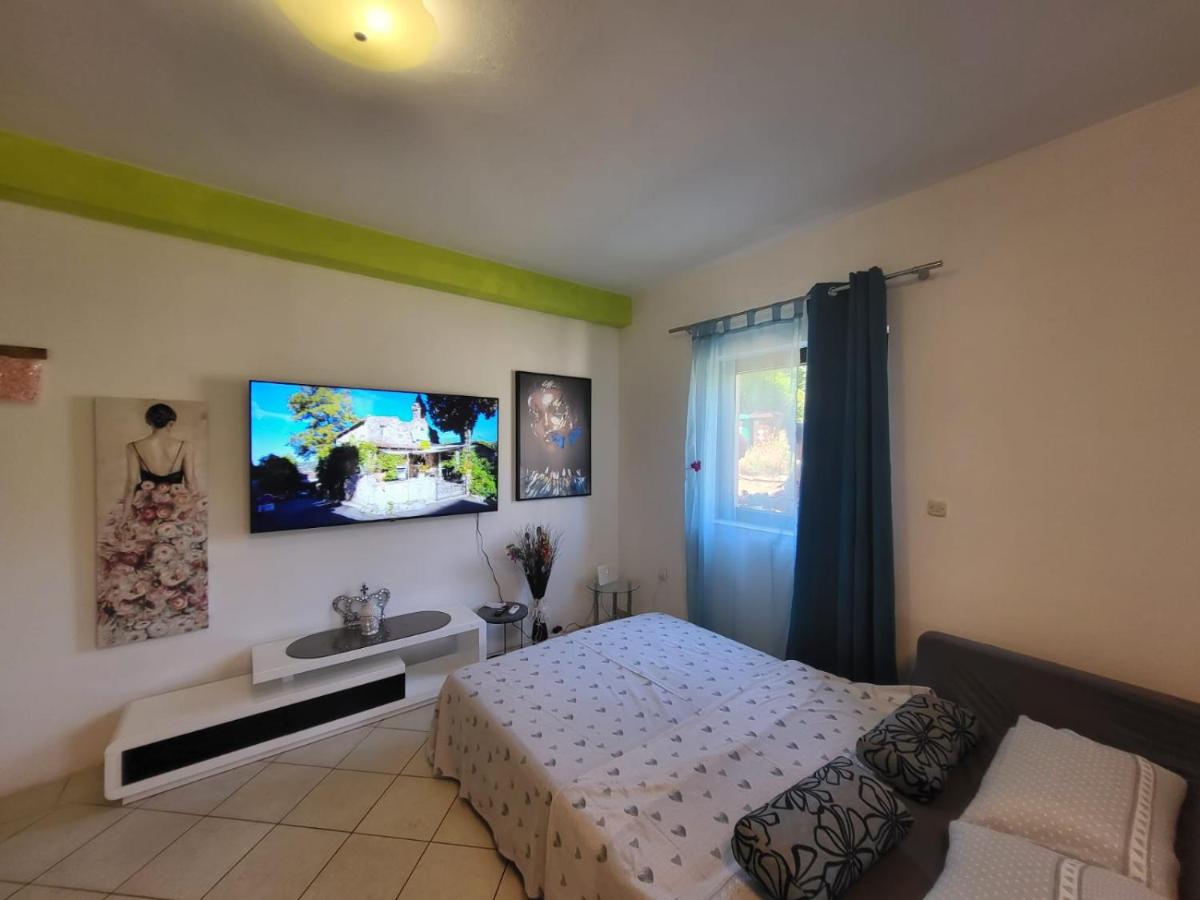 Apartments Pula with private parking Self Check In - B&B
