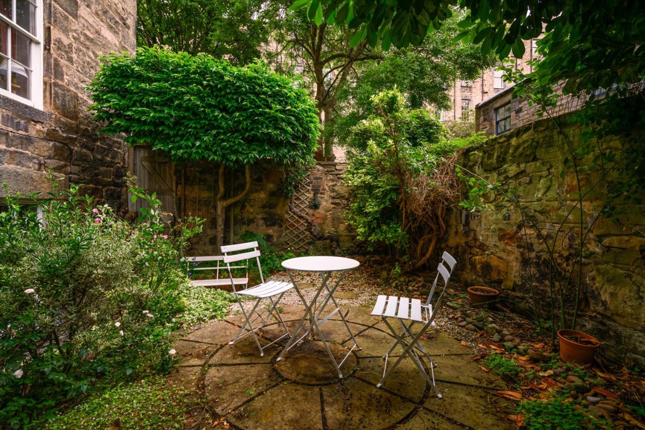 Retro New Town Garden Flat - B&B