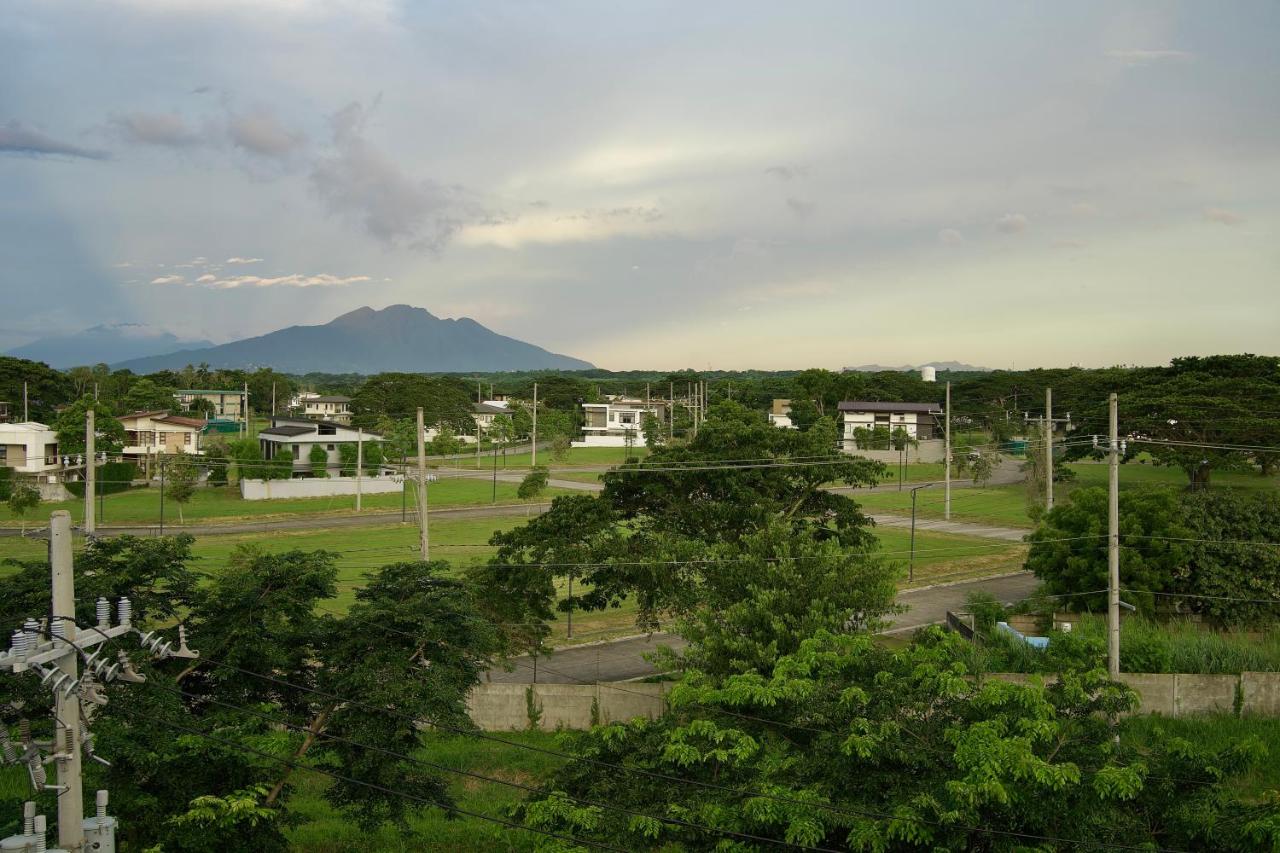 Nuvali Laguna Amaia 2BR free parking @ The Sanctuary near Tagaytay and Carmelray Industrial Park - Chambres d’hôtes