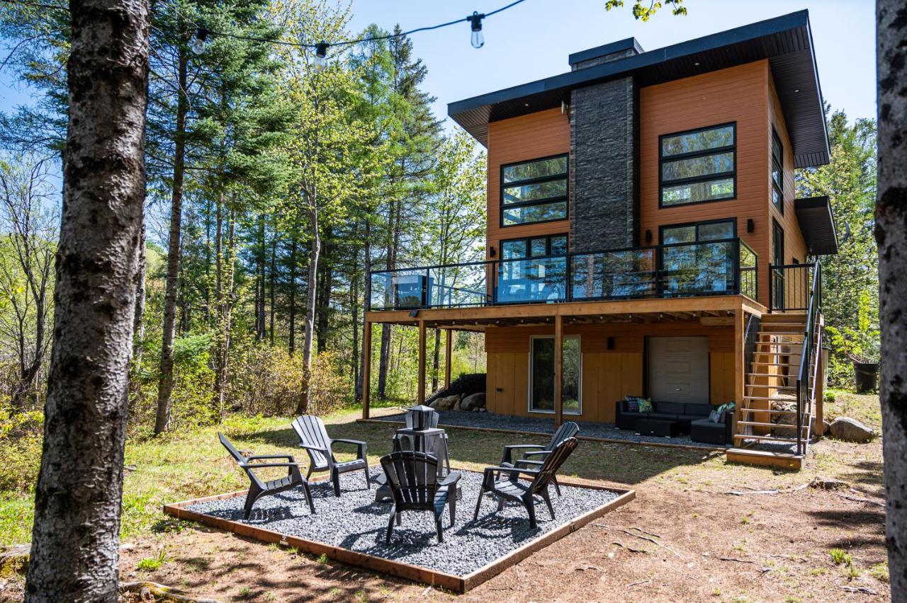 Chalet Natür Lakefront - Hot Tub - Fireplace - Ski - Waterfront - Private big land - Pedal Boat - B&B Saint-Alphonse-Rodriguez