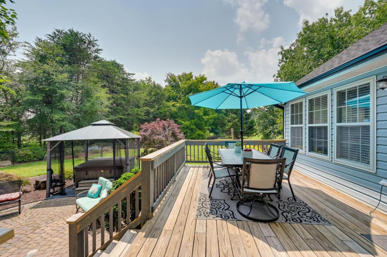11 Mi to Greensboro Family Home with Hot Tub - B&B