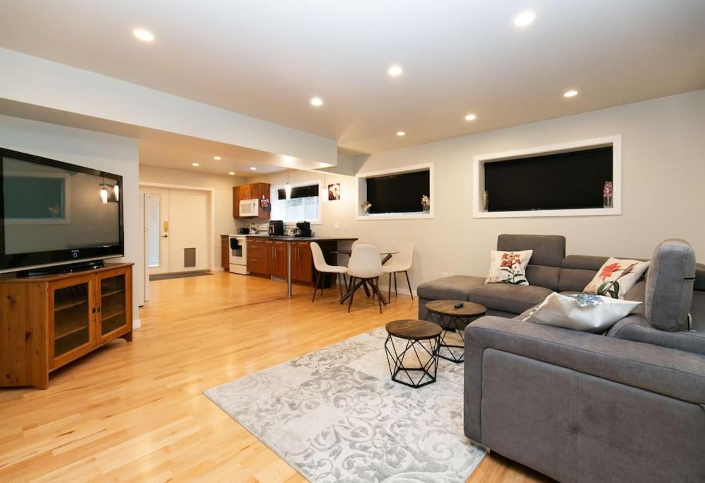 Lovely 1 Bedroom Suite Near Town - Chambres d’hôtes