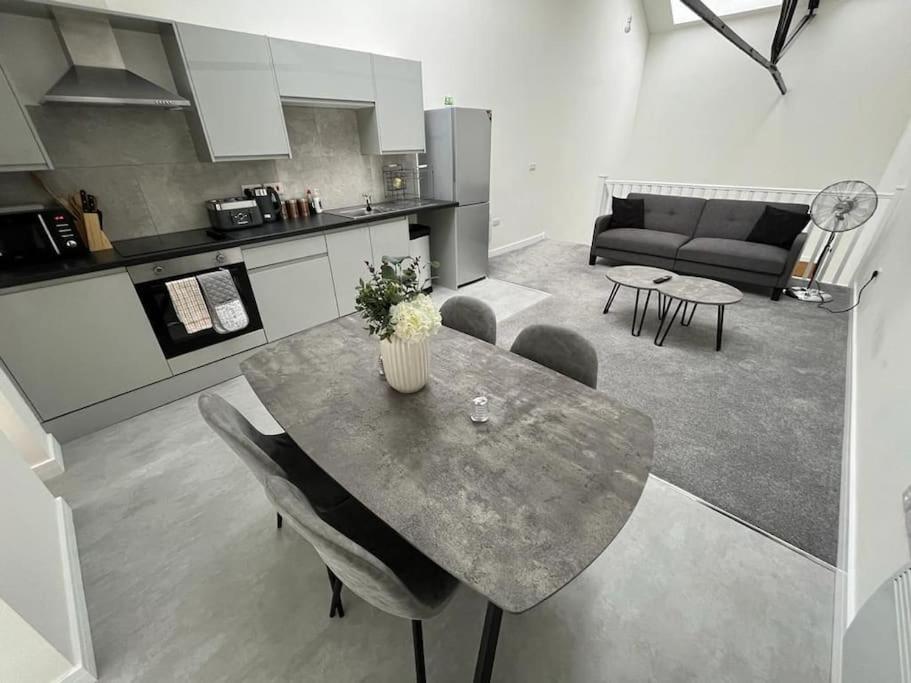 B&B Rotherham - Modern Loft Apartment - Bed and Breakfast Rotherham